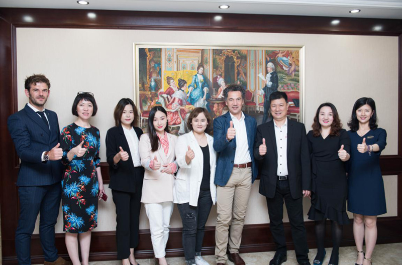 法国大爱庄园庄主金·克劳德·玛斯来访蓝菲酒业