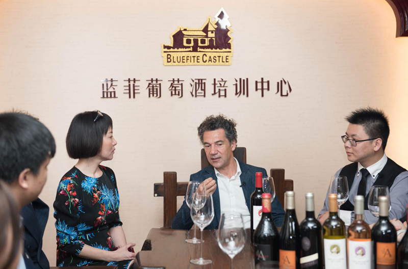 法国大爱庄园庄主金·克劳德·玛斯来访蓝菲酒业