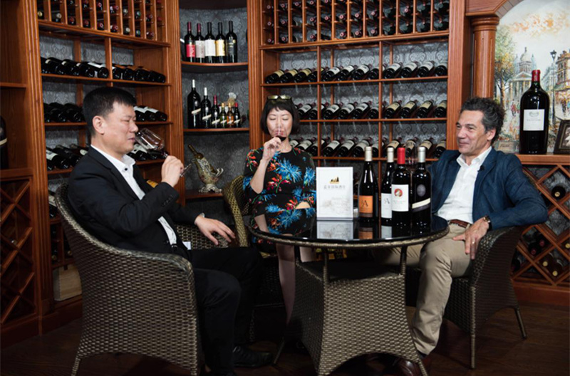 法国大爱庄园庄主金·克劳德·玛斯来访蓝菲酒业
