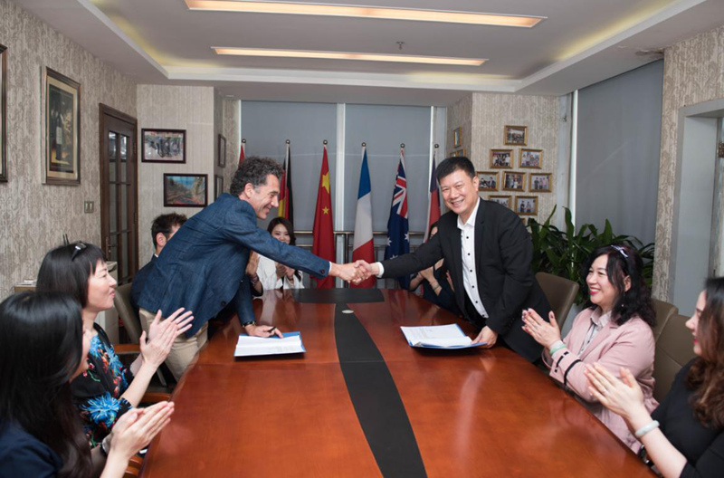 法国大爱庄园庄主金·克劳德·玛斯来访蓝菲酒业